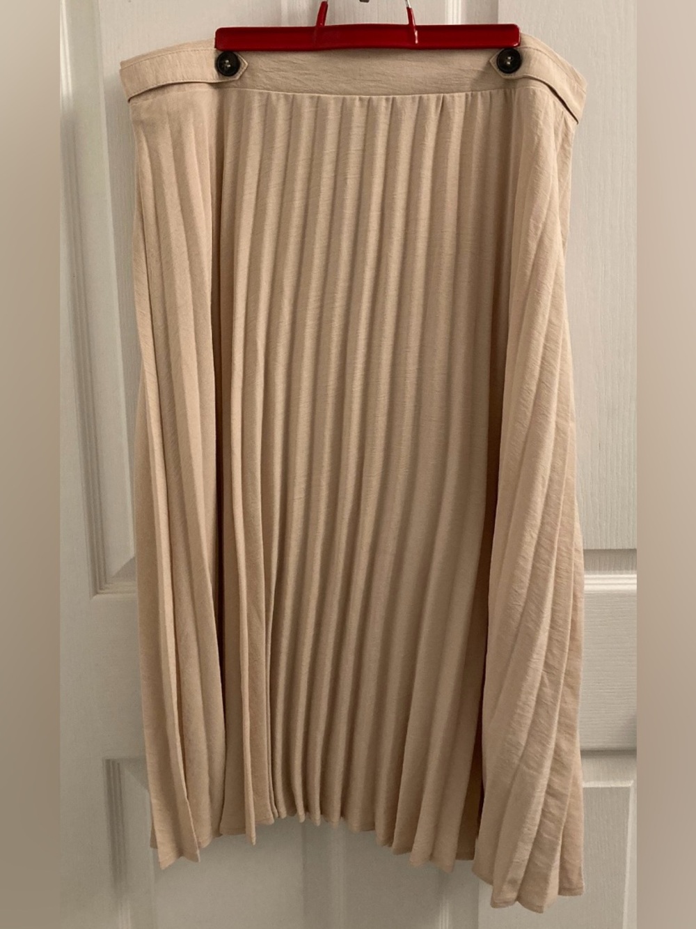NWT Studio 94 beige pleated skirt with stretch waist and cute buttons, L, XL